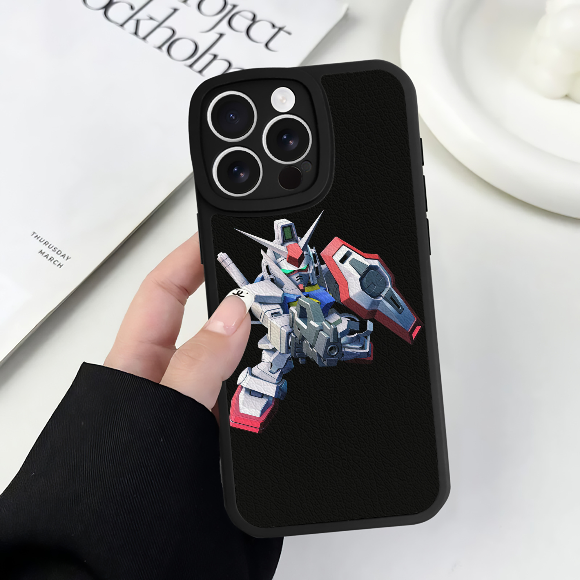 （画像用） 機動戦士ガンダム Mobile Suit Gundam 【iPhone 16シリーズ対応】シリコンスマホケース（レザー調） 材質：シリコン